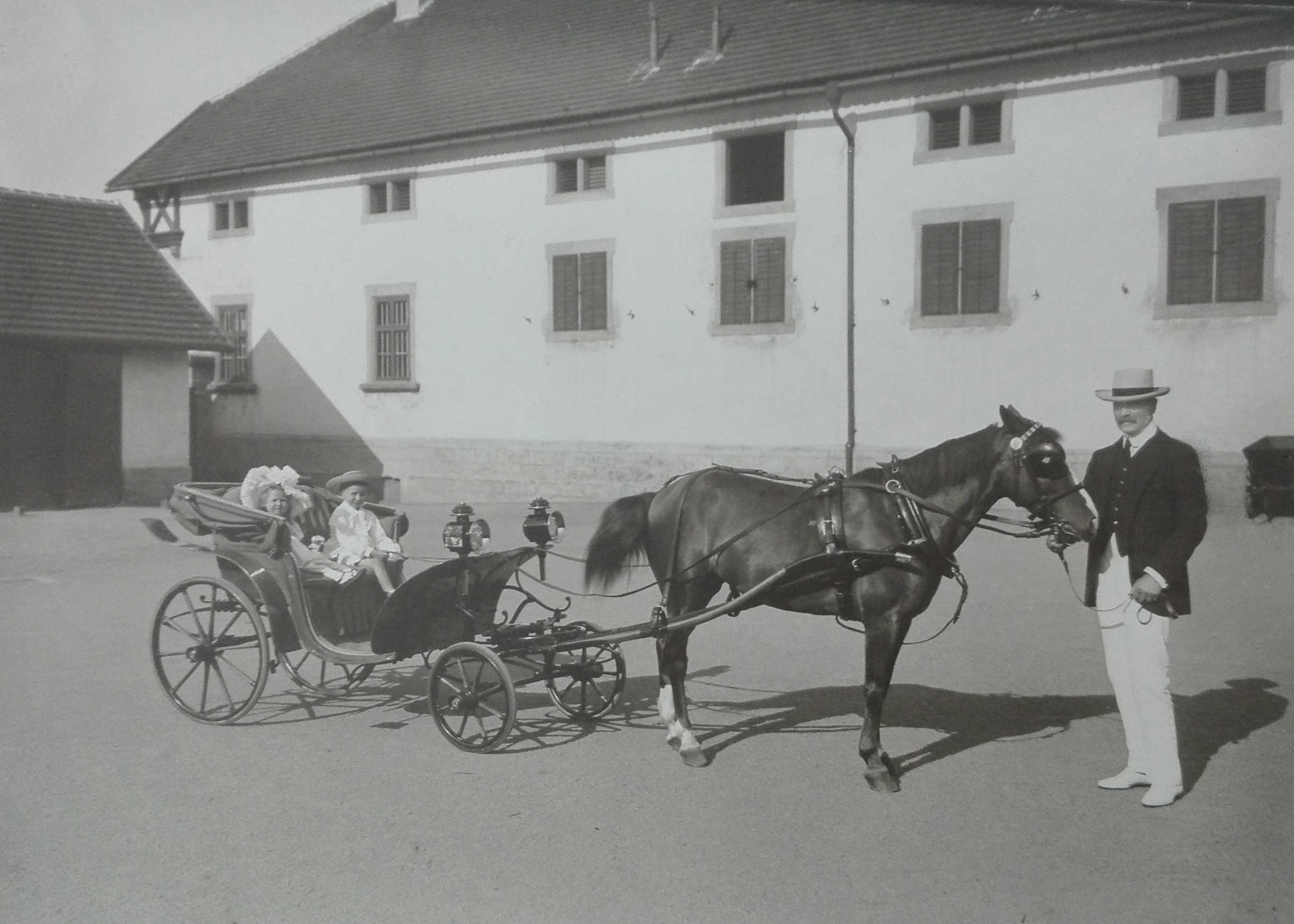 Slatiňanská idyla: kníže Franz Josef s vnoučaty, kolem 1910.