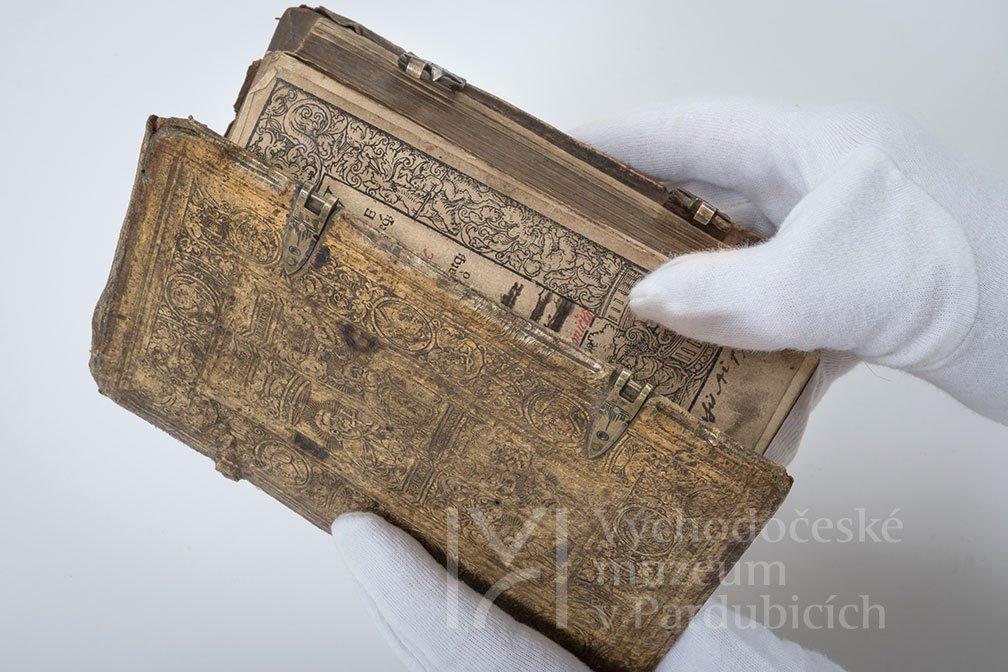 Kniha oblečená i svlečená