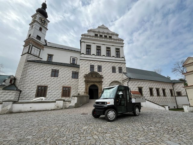 Elektrické auto na pardubickém zámku (3)