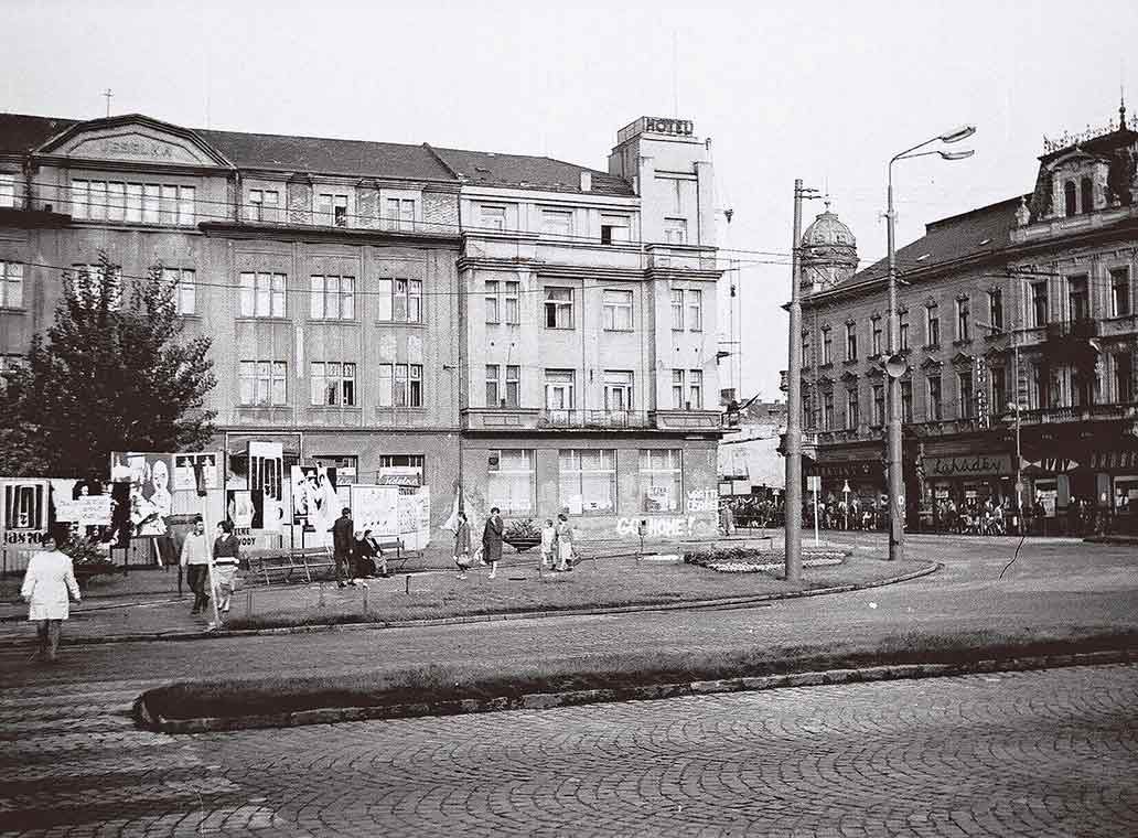 Legendární hotel Veselka pohledem od (v této době již zbořených) jezdeckých kasáren. Na fotografii je vidět nejmodernější část hotelu, která pocházela z 20. let 20. století a kromě společenských sálů v ní bylo například i kino. Foto: Dalibor Mokroš.