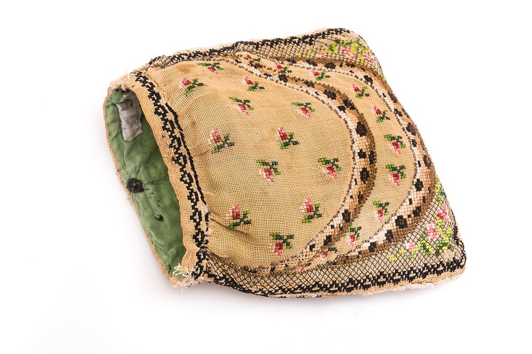 Měsíc textilu, dámská korálková kabelka 2. pol. 9. století